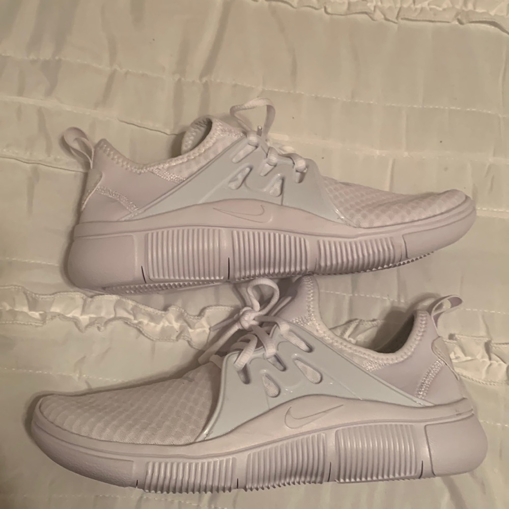 womens white nike shoes. size 8.5 in womens. never worn!